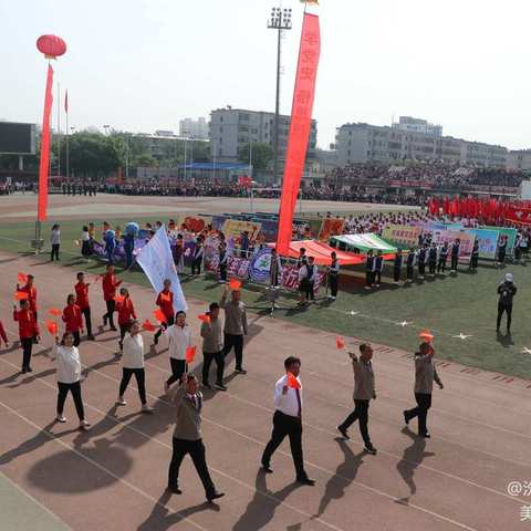 艰苦磨砺不可少，千锤百炼始成钢                   ——府学街小学市运会集锦