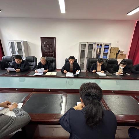 实干开新局  奋斗谱新篇 人力资源科传达林业局“两会”精神