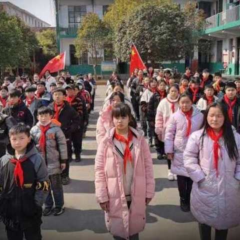 温泉镇朱寨小学少先队红领巾颁布奖章仪式