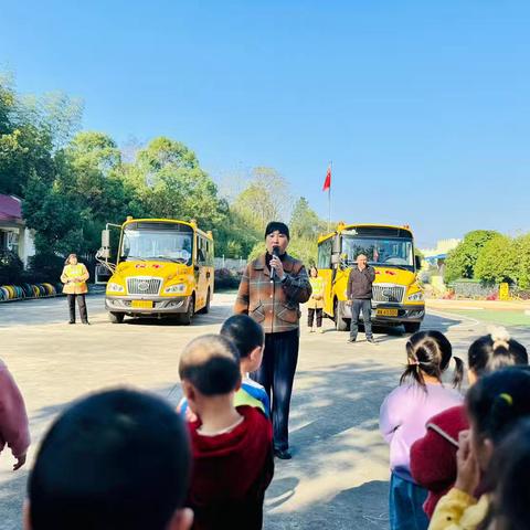 守护童心，安全“童”行——果园镇中心幼儿园校车安全演练