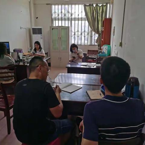 资源共享，优势互补---武汉市卓刀泉中学心理、生命、信息技术备课组大教研活动