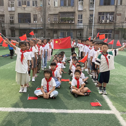 与国旗合影，为祖国祝福