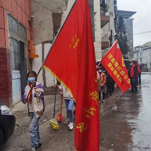 兴盛小学师生    清明祭扫烈士墓