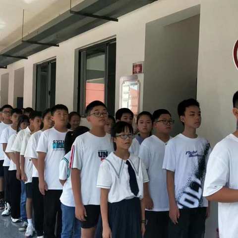 桃花江镇中心学校初中部2205班第一周风采