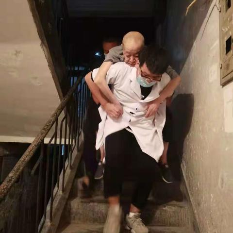 全心全意为患者服务——二一五精神永传承