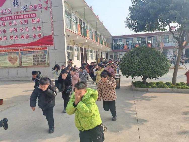 简篇-校园消防演练,筑牢安全防线——独树镇扳井小学消防应急疏散演练活动