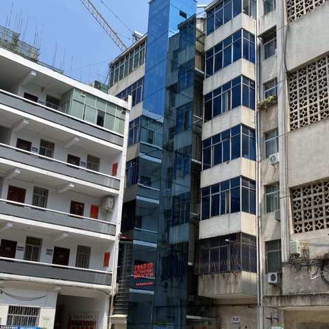 嵩县首家老旧小区楼房加装电梯竣工，开始试运行。