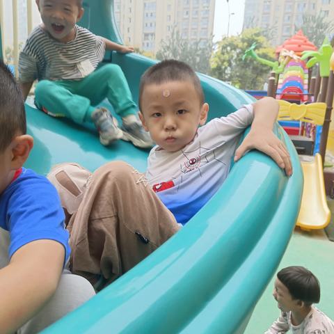 晨曦幼儿园小班户外自主游戏观察记录“滑滑梯”