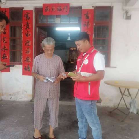 网格员入户为行动不便的老人做人脸识别工作