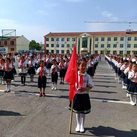 拥抱新时代，争做好队员——屯留二中小学部新队员入队仪式