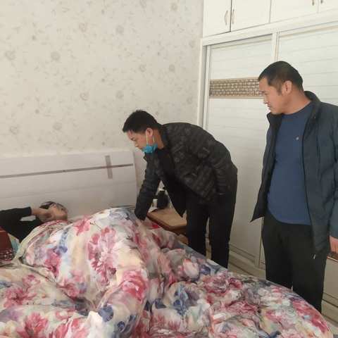 探望受伤职工 送去关怀温暖