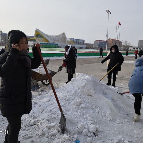 家长助力清理校园积雪——乌尔逊学校二年一班社会实践活动