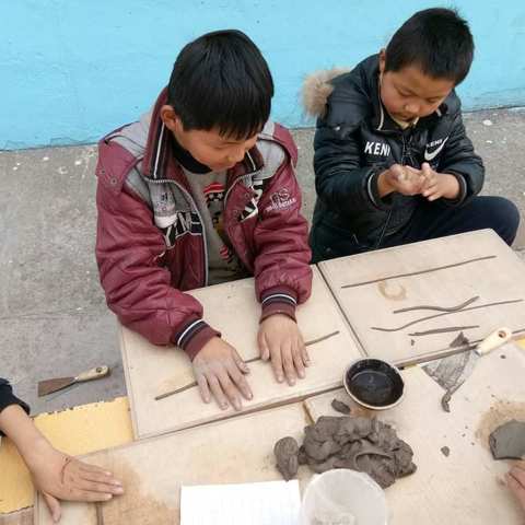 甘泉小学陶艺社泥条盘筑小组活动掠影